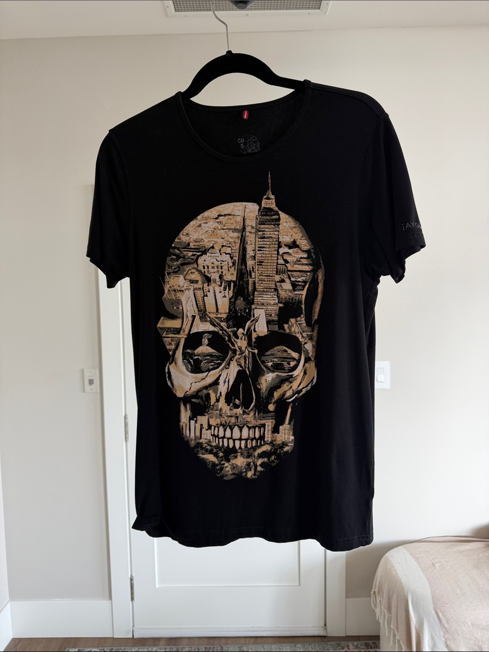 Ay Guey Men's Black Graphic Skull City Short-Sleeve Tee